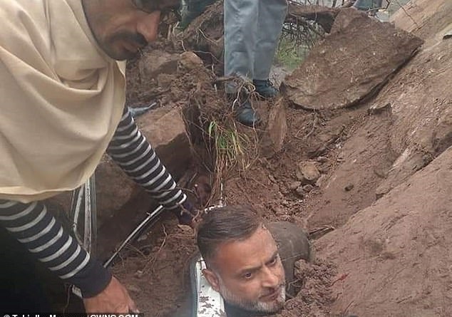 سائق ينجو بأعجوبة من الموت بعد تحطم صخرة على سيارته في باكستان (1)