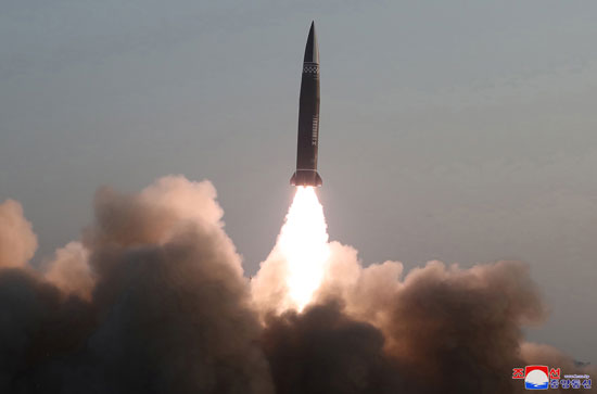 كوريا الشمالية تطلق صاروخا تكتيكيا موجها جديدا بدون حضور الزعيم كيم (1)