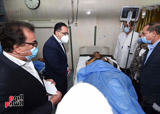 الدكتور مصطفى مدبولي رئيس مجلس الوزراء  يزور  مصابى حادث تصادم القطارين بالمستشفى التعليمى بسوهاج (7)