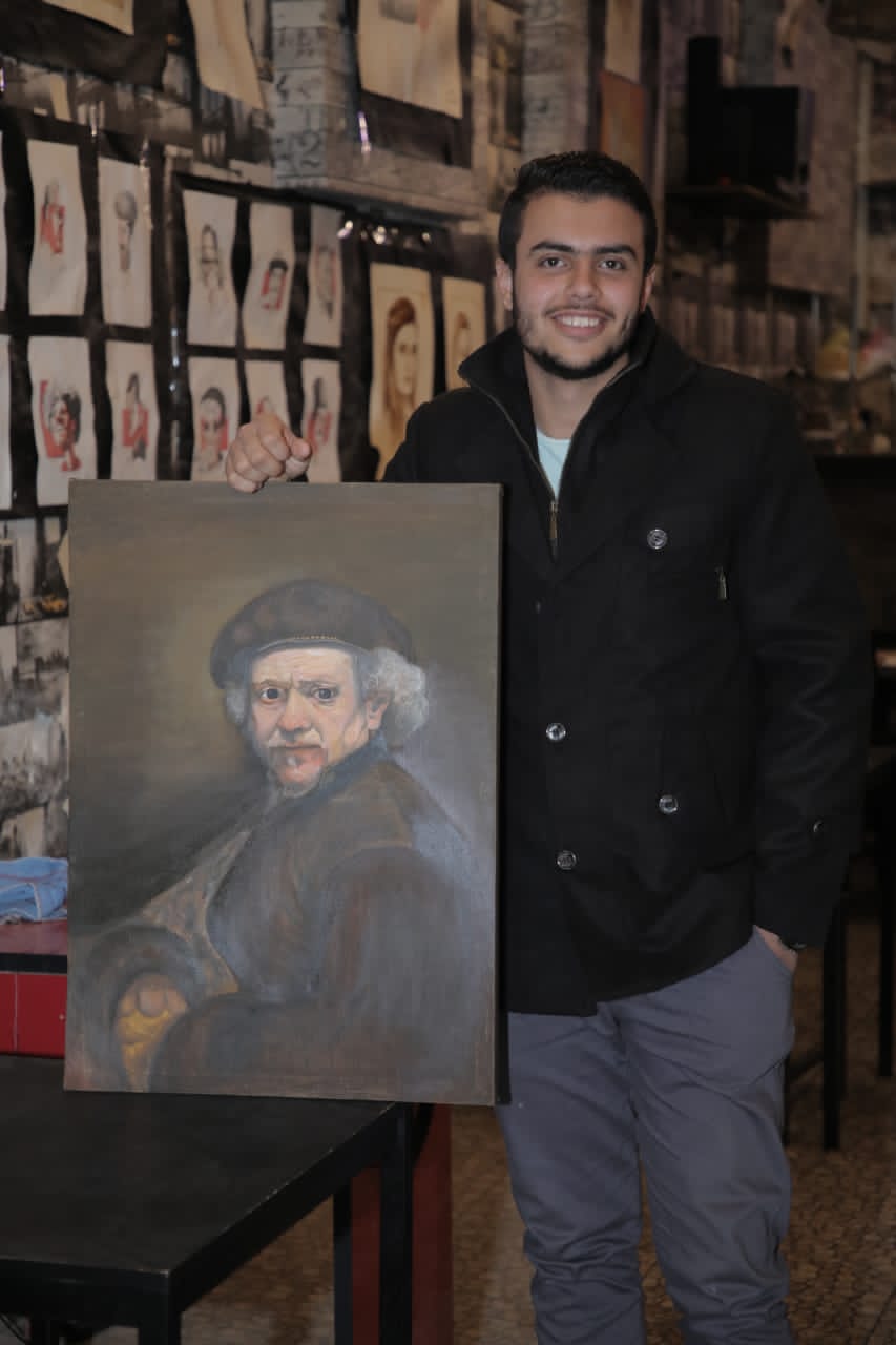 أحمد منصور بجانب احد لوحاته