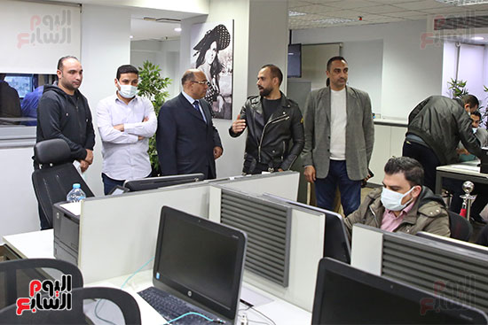 الكاتب الصحفى رفعت رشاد يستمع لآلية عمل تليفزيون اليوم السابع