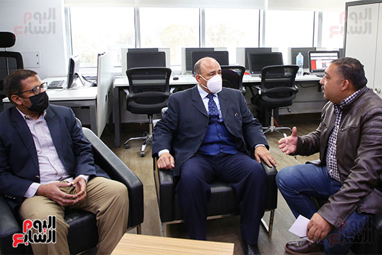 الكاتب الصحفى رفعت رشاد يستمع لرئيس التحرير التنفيذى لليوم السابع