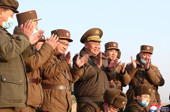 كوريا الشمالية تطلق صاروخا تكتيكيا موجها جديدا بدون حضور الزعيم كيم (3)
