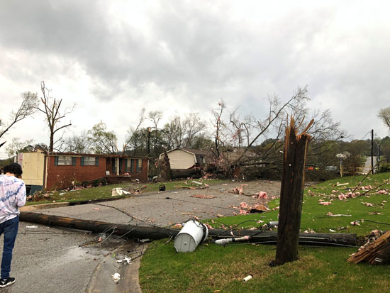 الإعصار بيلهام يجتاح ولاية ألاباما الأمريكية و يدمر العديد من المبانى (4)