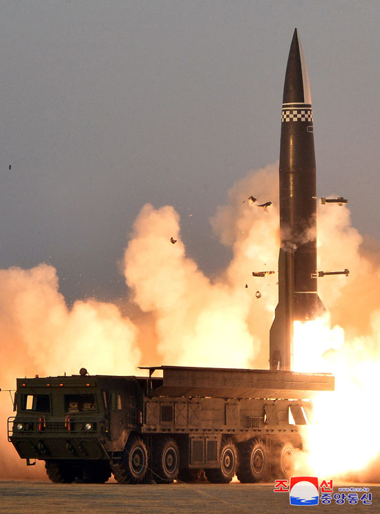 كوريا الشمالية تطلق صاروخا تكتيكيا موجها جديدا بدون حضور الزعيم كيم (2)
