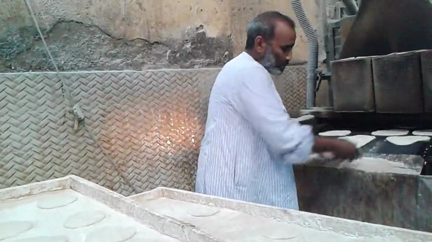عبد الكريم خلال عمله فى خبز العيش عبد الكريم خلال عمله فى خبز العيش