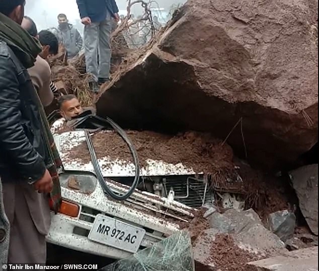 سائق ينجو بأعجوبة من الموت بعد تحطم صخرة على سيارته في باكستان (4)