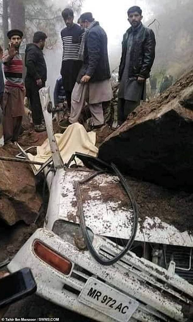 سائق ينجو بأعجوبة من الموت بعد تحطم صخرة على سيارته في باكستان (3)