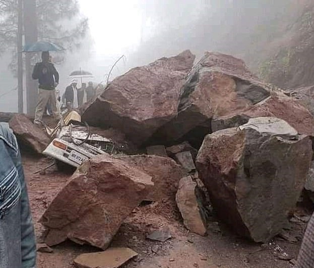 سائق ينجو بأعجوبة من الموت بعد تحطم صخرة على سيارته في باكستان (2)
