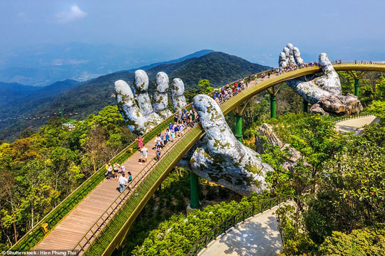 الجسر الذهبي المذهل في فيتنام  تم افتتاحه في عام 2018