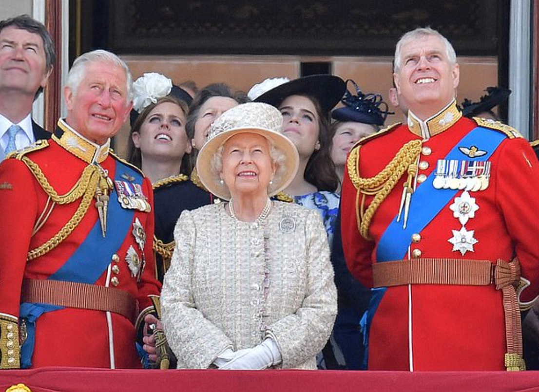 الملكة اليزابيث والأمير تشارلز والأمير أندرو