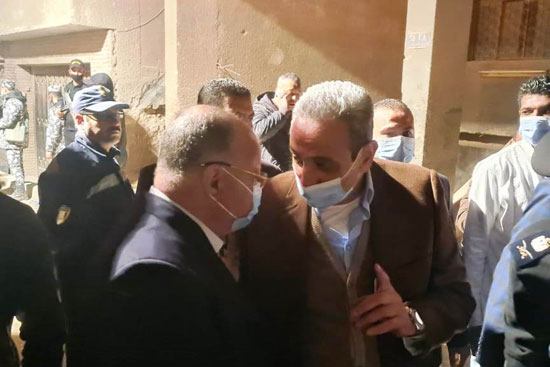 محافظ القاهرة يشرف على عمليات الإنقاذ فى انهيار عقار سكنى بجسر السويس (4)