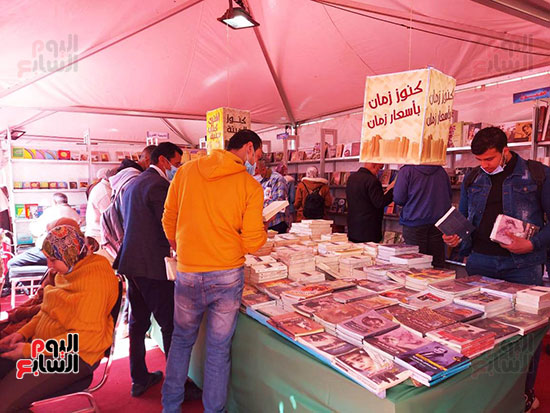 جانب-من-الزوار-يشاهدون-المعروضات-من-الكتب جانب-من-الزوار-يشاهدون-المعروضات-من-الكتب