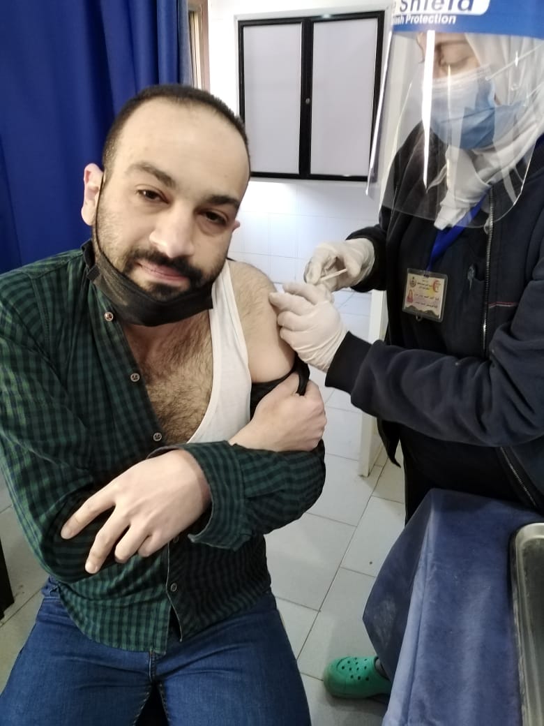 أحد المواطنين يتلقى لقاح فيروس كورنا أحد المواطنين يتلقى لقاح فيروس كورنا