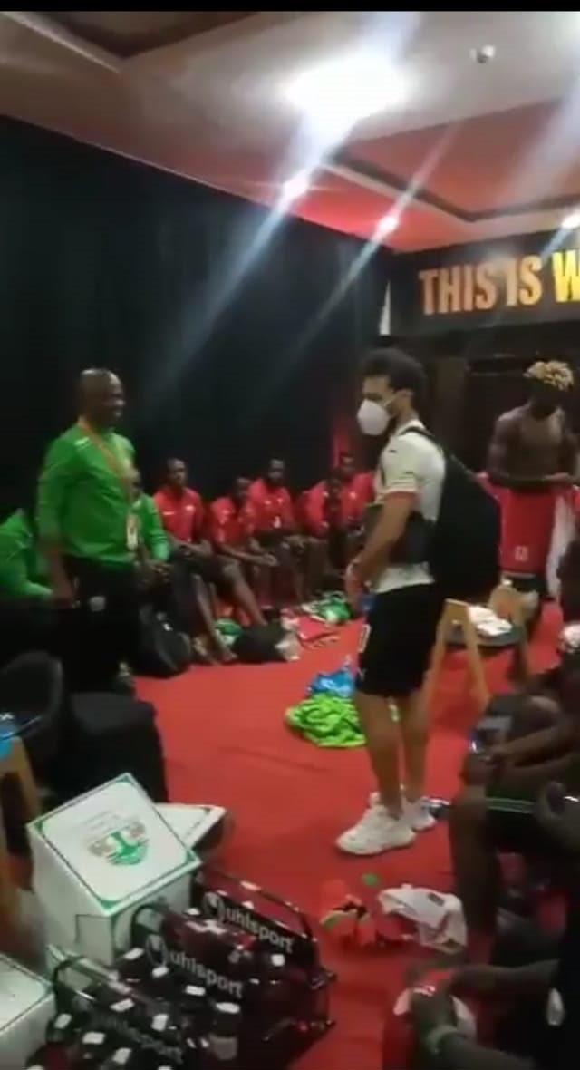 محمد صلاح يواسى لاعبو كينيا محمد صلاح يواسى لاعبو كينيا