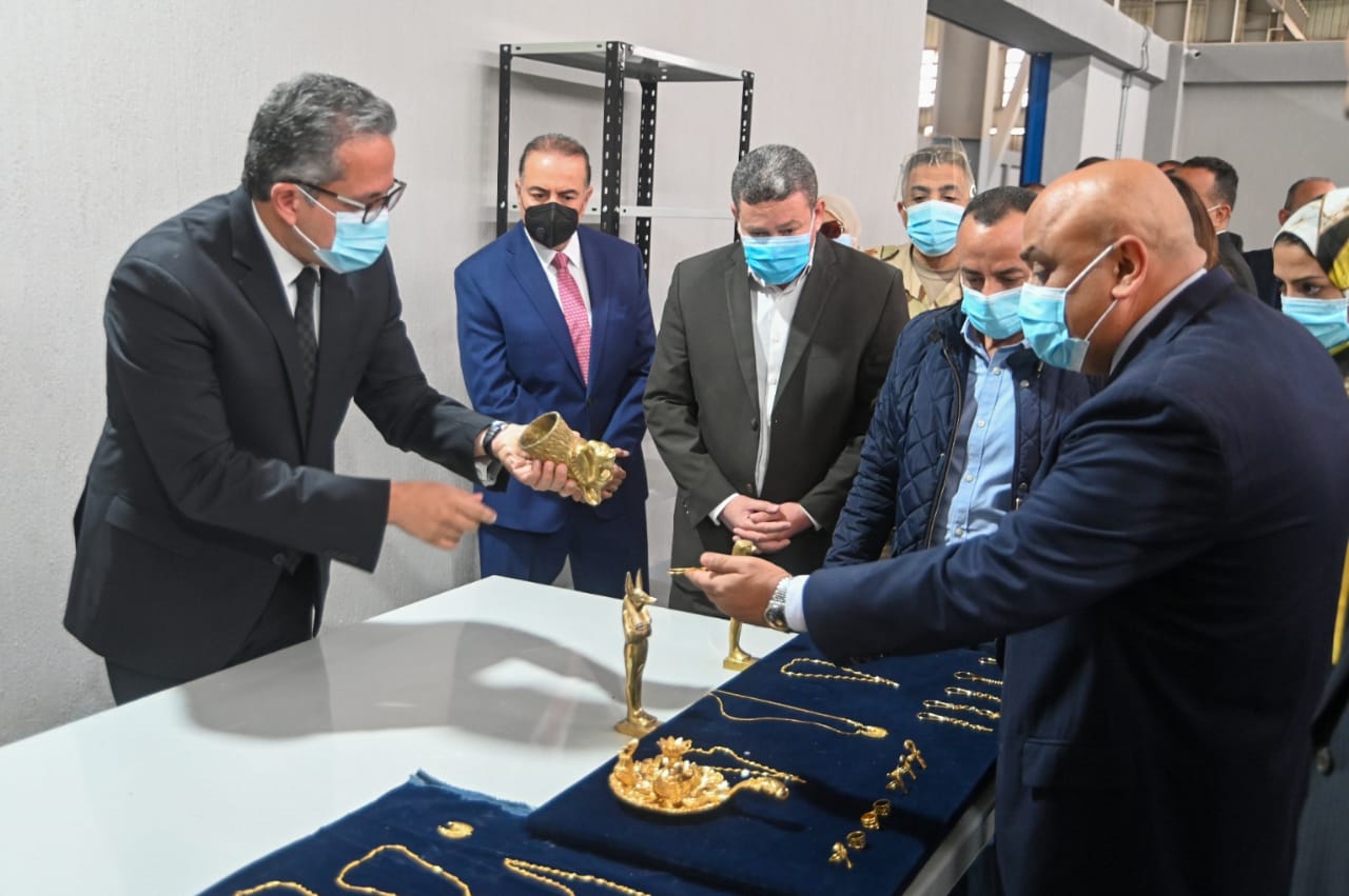 وزير السياحة والآثار خلال افتتاح المصنع وزير السياحة والآثار خلال افتتاح المصنع