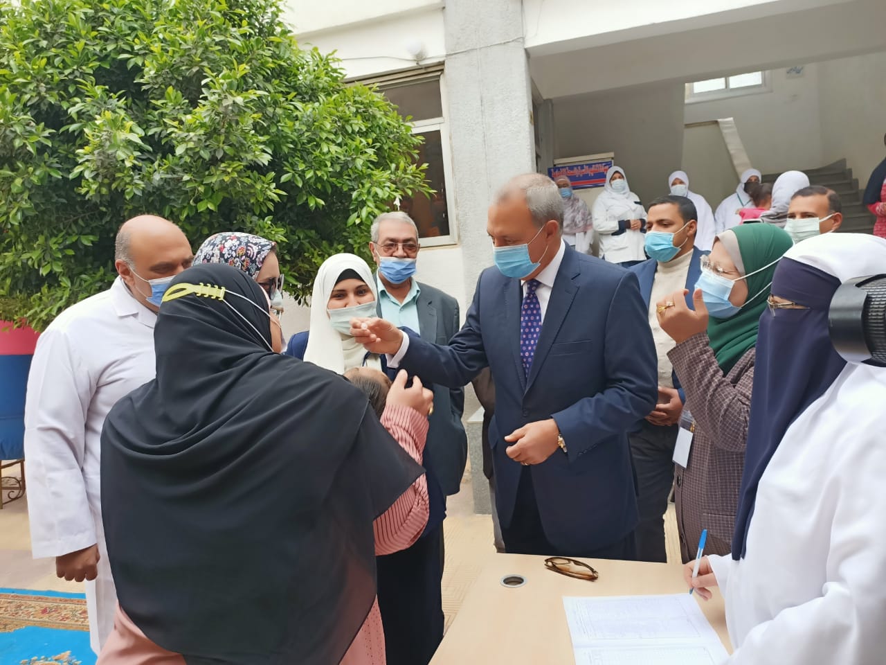 محافظ القليوبية خلال تطعيم الاطفال محافظ القليوبية خلال تطعيم الاطفال