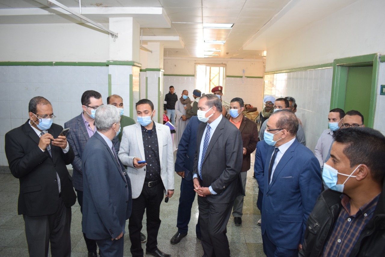 رئيس جامعة سوهاج يستمع لشرح حول حالة المصابين رئيس جامعة سوهاج يستمع لشرح حول حالة المصابين
