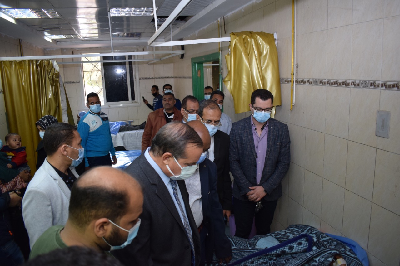 ئيس جامعة سوهاج يتفقد المصابين ئيس جامعة سوهاج يتفقد المصابين
