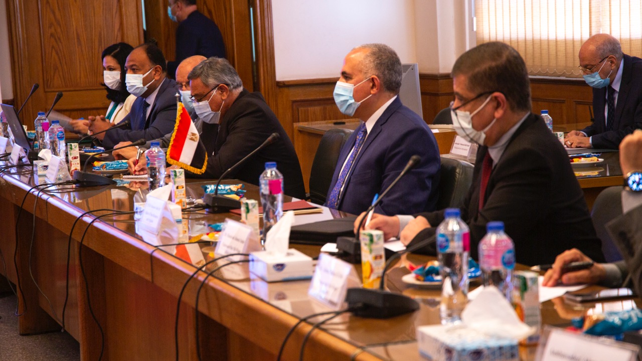 وزير الرى والوفد المصرى خلال لقاء السفير دونالد بوث