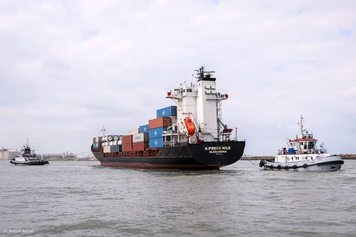 ميناء دمياط ينجح فى إنقاذ وقطر سفينة حاويات بعد تعطل ماكيناتها الرئيسية