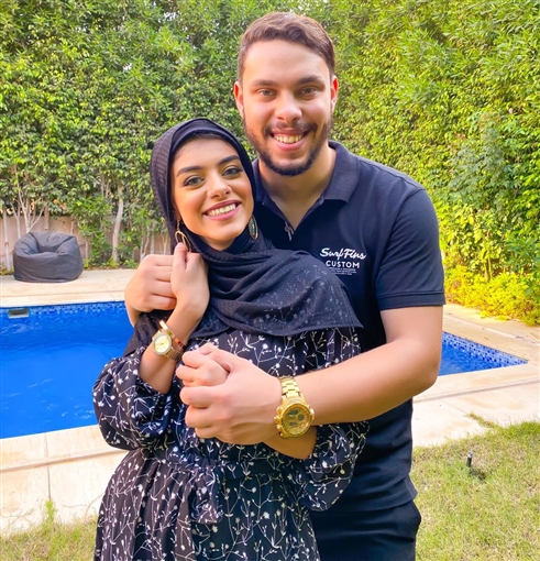اليوتيوبر احمد حسن وزوجته زينب قبل خلع الحجاب
