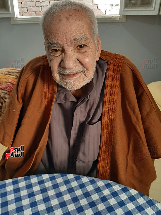  محمد عبد الفتاح إبراهيم 90 عاما (3)