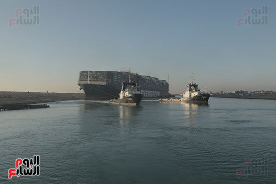 جانب من السفن أثناء محاولتها تعويم السفينة