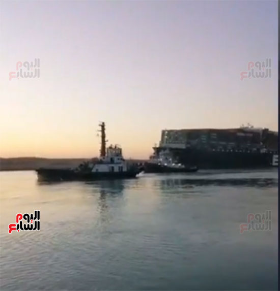 مصريون يرفعون علم مصر وعلامة النصر بعد تعويم السفينة بقناة السويس (4)