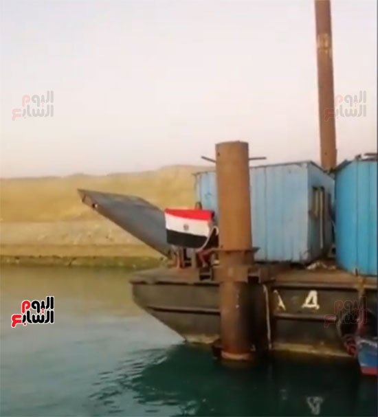مصريون يرفعون علم مصر وعلامة النصر بعد تعويم السفينة بقناة السويس (2)