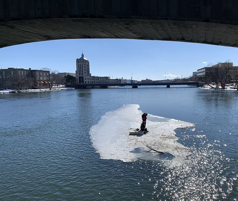 صيادين يطوفان على قطعة جليد بعد كسرها في نهر بأمريكا (5)