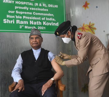 رئيس الهند خلال التطعيم