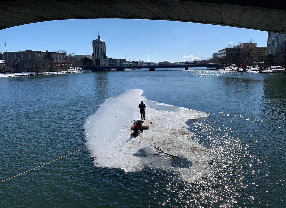 صيادين يطوفان على قطعة جليد بعد كسرها في نهر بأمريكا (2)