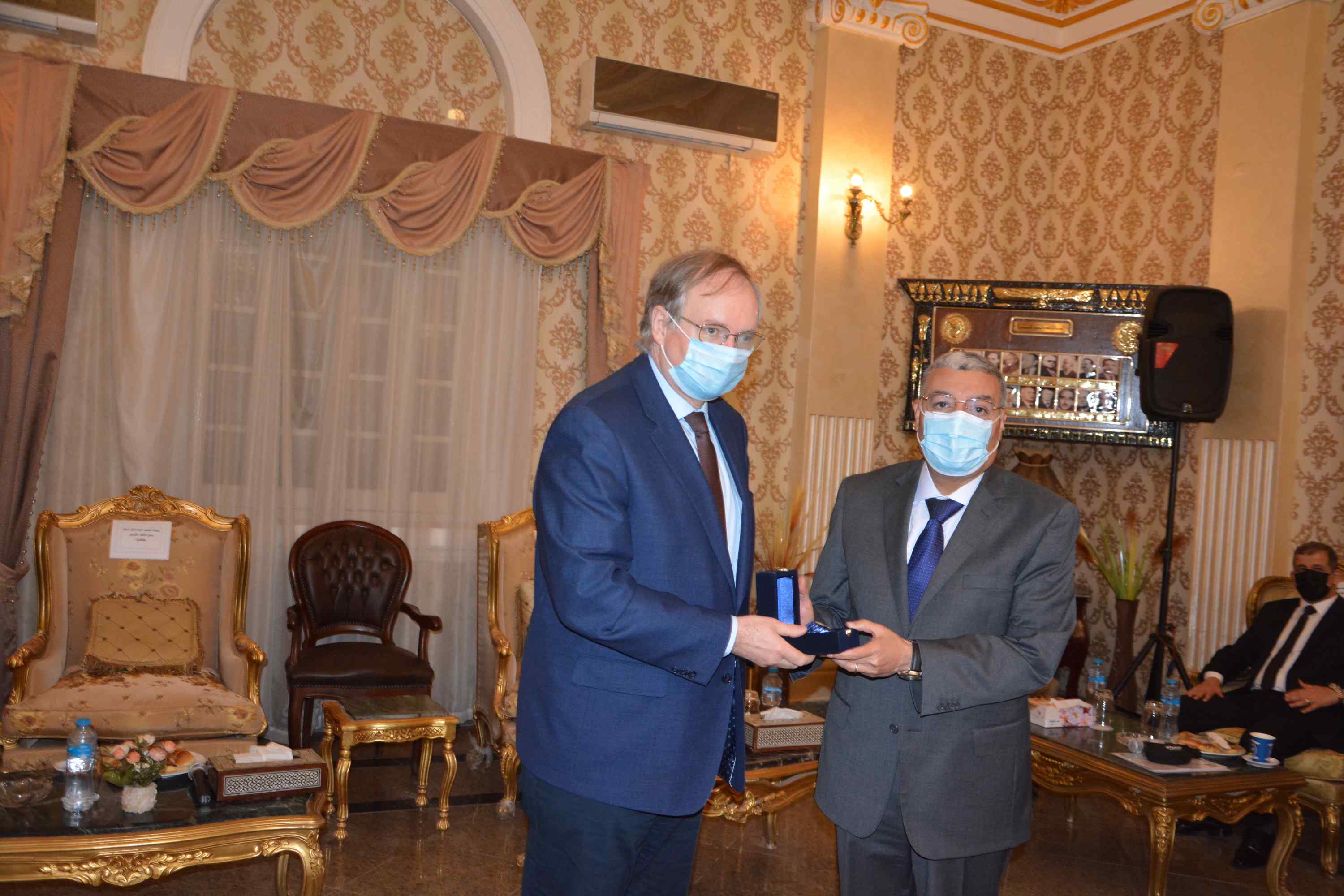 محافظ المنيا يهدى سفير الاتحاد الأوروبى درع المحافظه