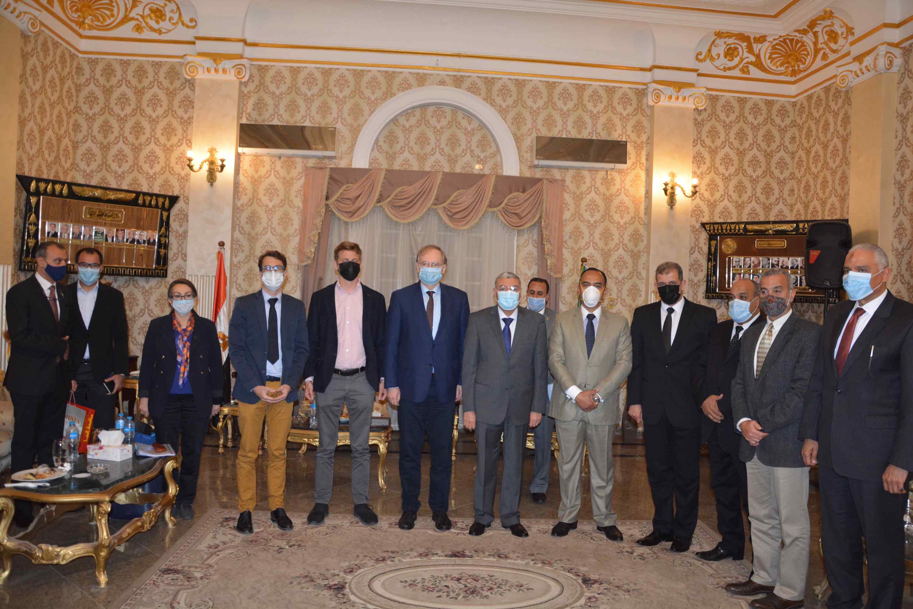 صورة جماعية مع مسؤلى محافظ المنيا
