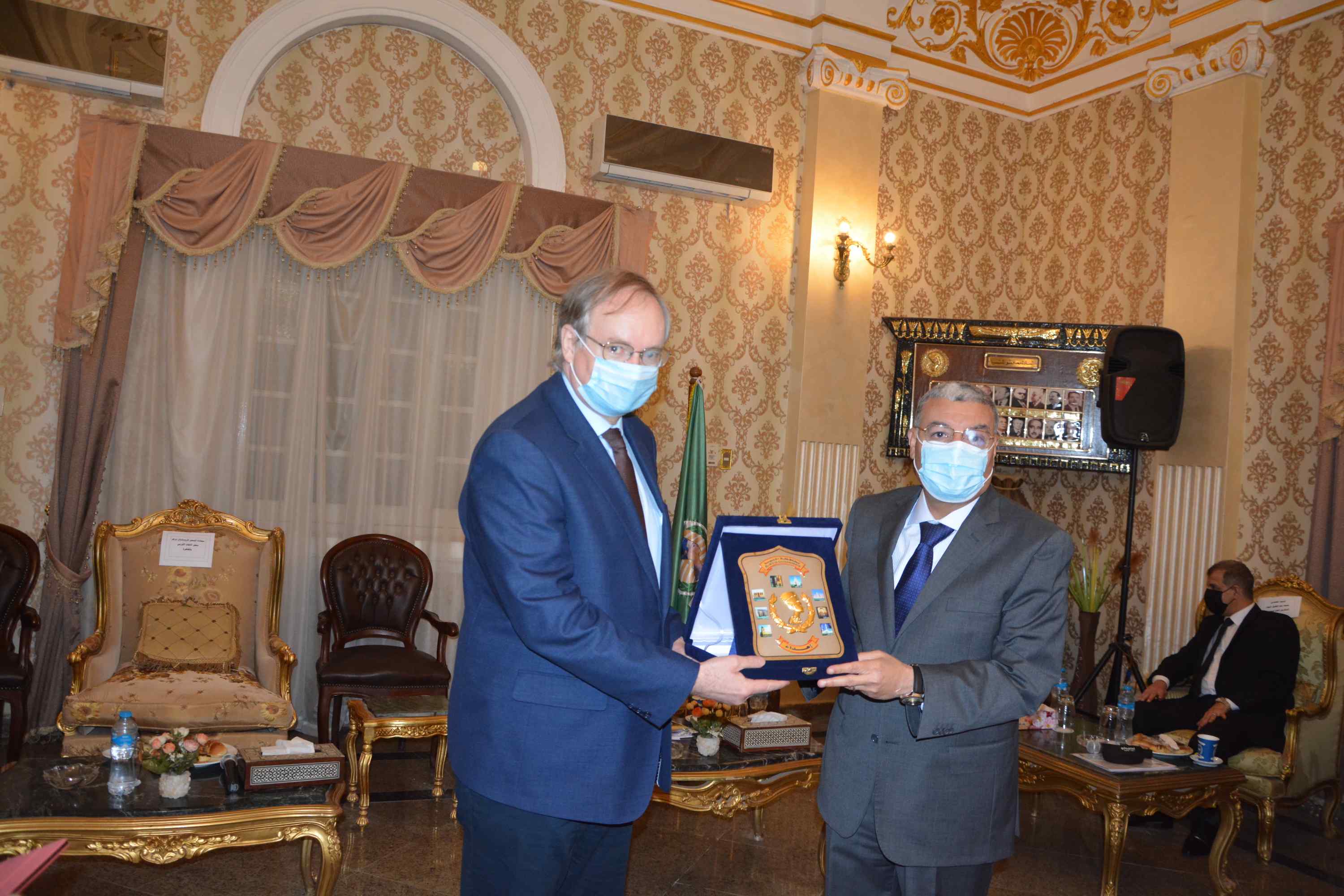 محافظ المنيا يهدى سفير الاتحاد الأوروبى درع