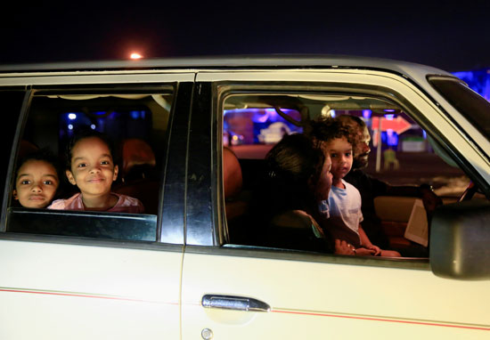 السودانيون يشاهدون الأفلام بالهواء الطلق من سياراتهم لأول مرة (1)