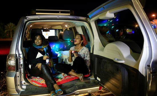 السودانيون يشاهدون الأفلام بالهواء الطلق من سياراتهم لأول مرة (6)