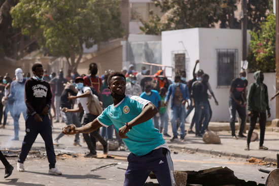 اشتباكات فى السنغال بعد اعتقال زعيم المعارضة واتهامه بالاغتصاب   (4)