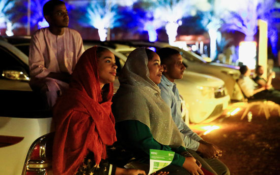 السودانيون يشاهدون الأفلام بالهواء الطلق من سياراتهم لأول مرة (3)