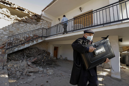  أضرار مادية كبيرة بسبب زلزال بقوة 6.3 ضرب اليونان (3)