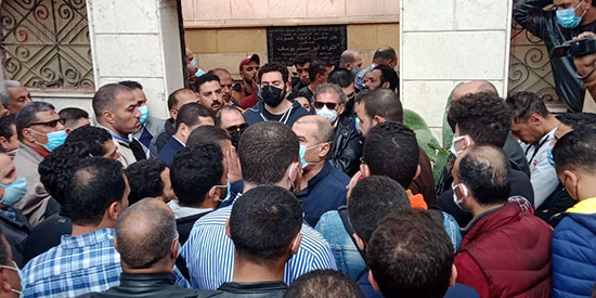 جانب من تشييع جنازة شقيق خالد يوسف جانب من تشييع جنازة شقيق خالد يوسف