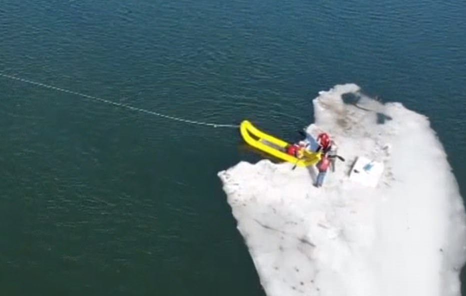 صيادين يطوفان على قطعة جليد بعد كسرها في نهر بأمريكا (3)