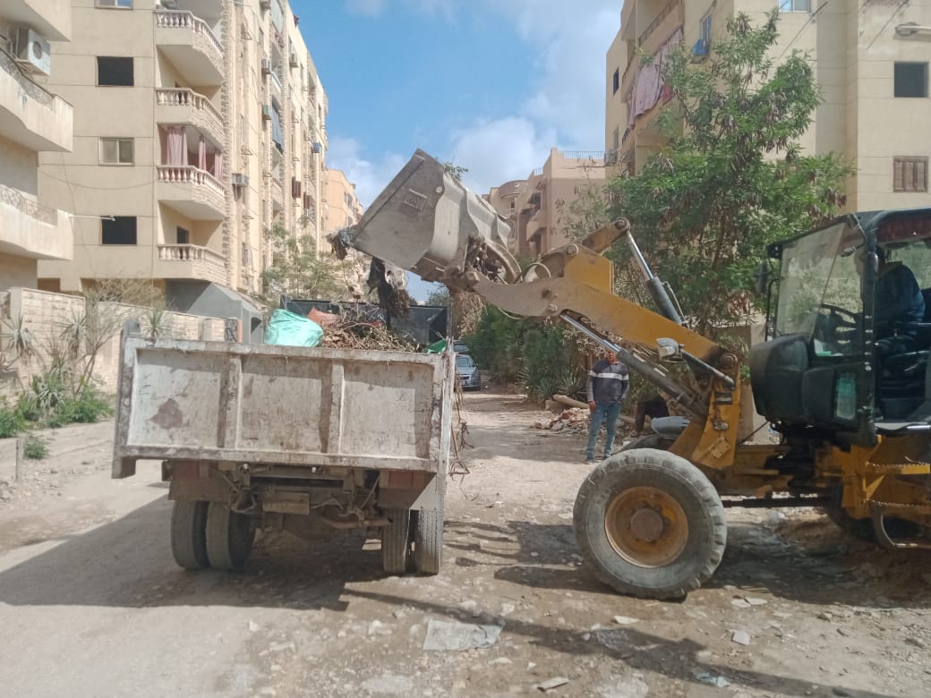 محافظة الجيزة ترفع تراكمات القمامة من حدائق الاهرام