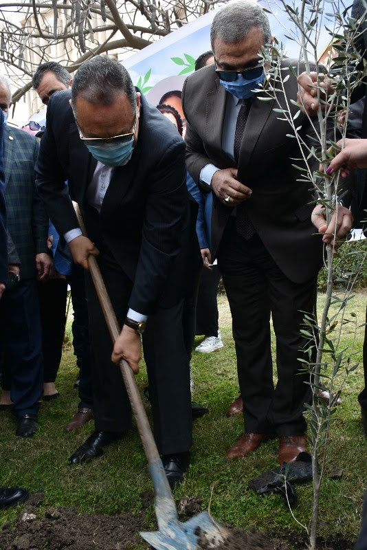 محافظ الشرقية ووزير القوى العاملة أثناء زراعتهما الاشجار