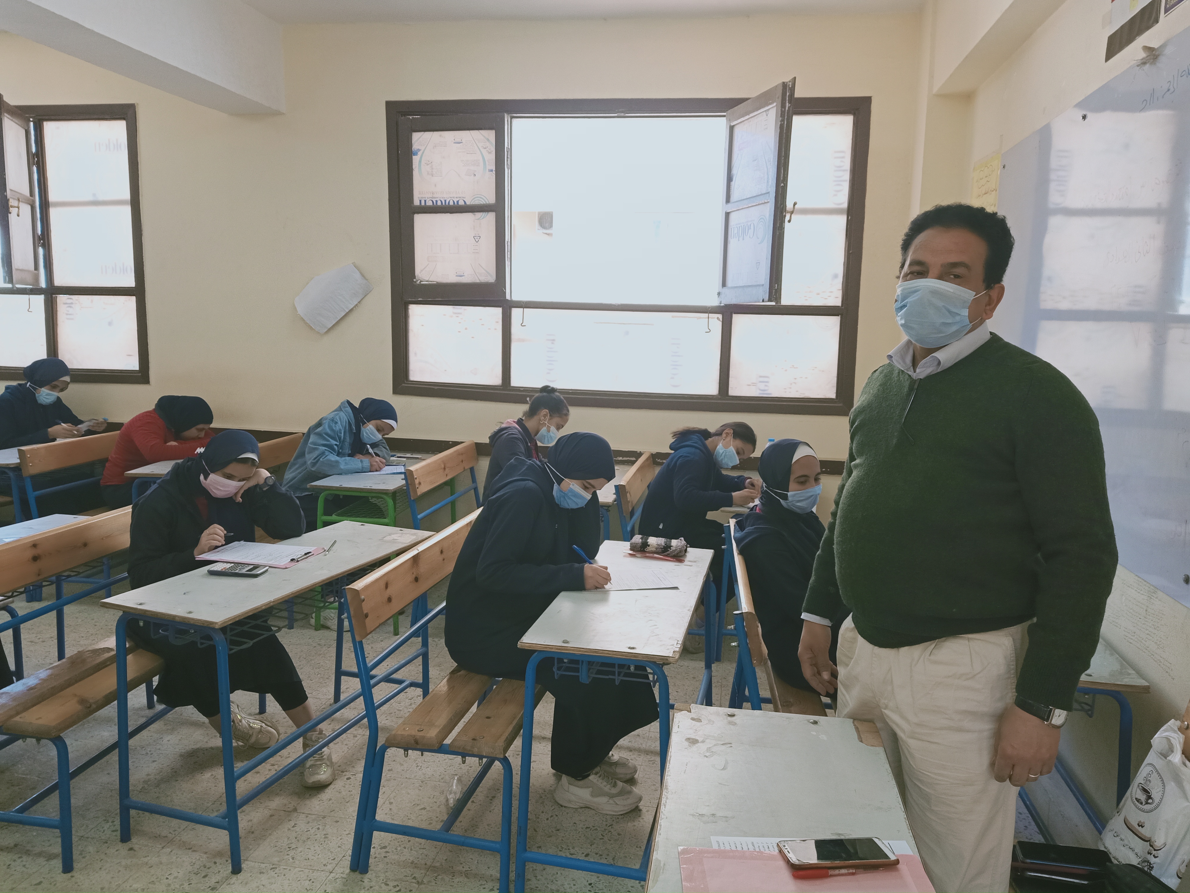 طلاب الصف الثانى الإعدادى يؤدون امتحان شهر مارس المجمع