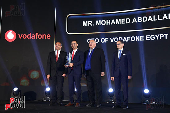 محمد عبد الله الرئيس التنفيذي لشركة فودافون مصر يتسلم جائزة احتفالية bt100