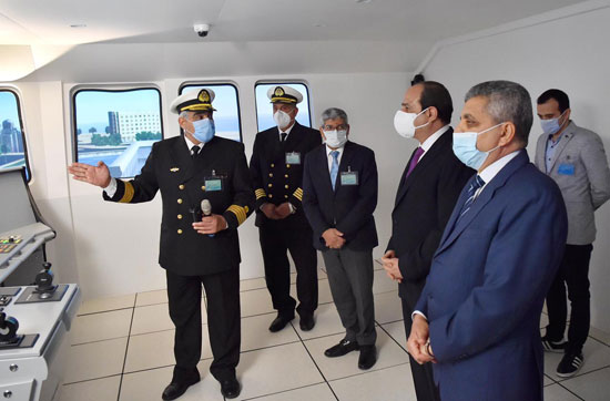 الرئيس السيسي يشكر العاملين بقناة السويس بعد تعويم السفينة الجانحة