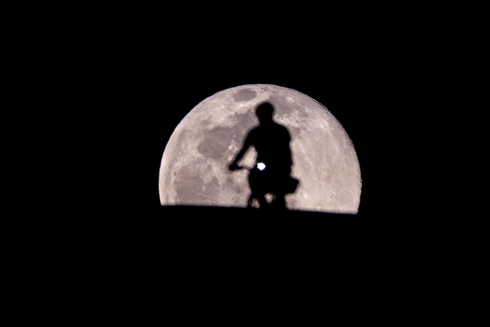 صورة في لوس أنجلوس ، كاليفورنيا على خلفية القمر الدودة