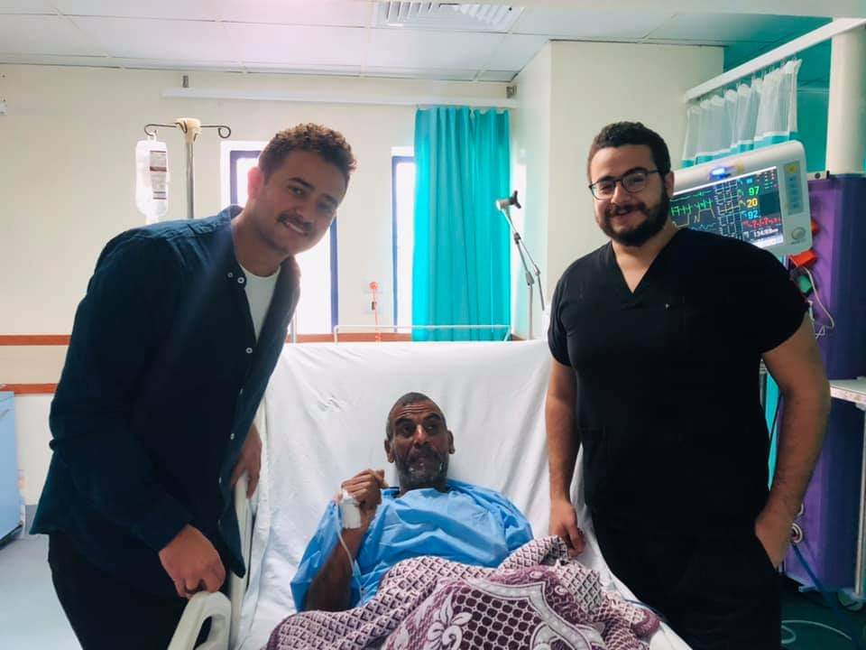 دكتور على الحاجرى مع الصياد بعد استخراج سمكة دكتور على الحاجرى مع الصياد بعد استخراج سمكة